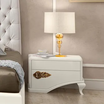 Mesa de cabeceira Monaco branca com puxador ornamentado dourado e candeeiro