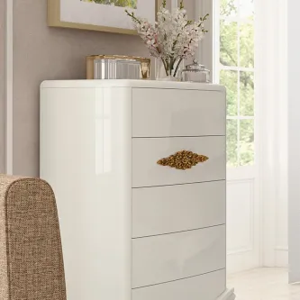 Camiseiro Monaco branco lacado com puxador dourado e arranjo floral no topo