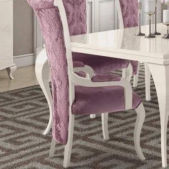 Cadeirão Monaco estofado rosa com estrutura branca e braços entalhados