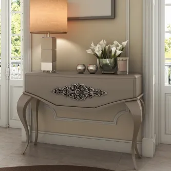 Consola Monaco bege com puxador ornamentado, pernas curvas e objetos decorativos