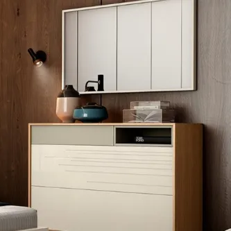 Cómoda com espelho Lines em madeira clara e frentes brancas com sulcos horizontais