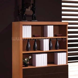 Livreiro Cibel Largo em madeira com três prateleiras, livros brancos e vasos decorativos