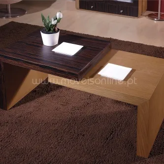 Mesa de centro Athena com tampo escuro e base clara, com vaso branco sobre tapete castanho