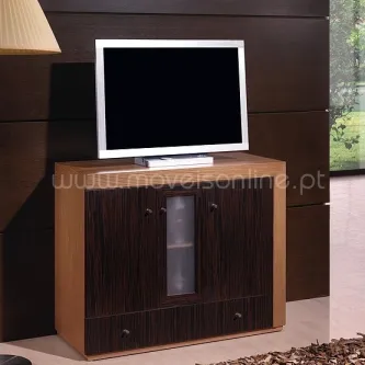 Móvel TV em madeira clara com portas escuras e vidro central