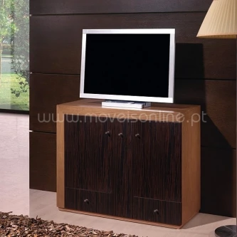 Movel TV Cibel 3PM em madeira clara com portas frontais escuras e televisão