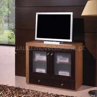 Móvel TV Cibel 2PV em madeira escura com duas portas de vidro fosco e puxadores prateados