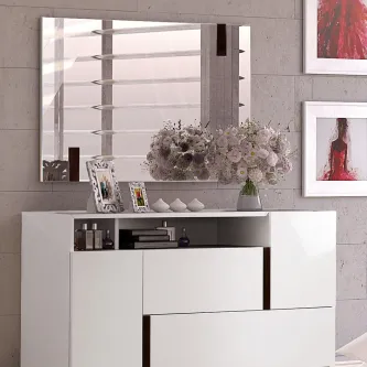 Cómoda com espelho Bel 01 branca, com vaso de flores, molduras e bandeja decorativa