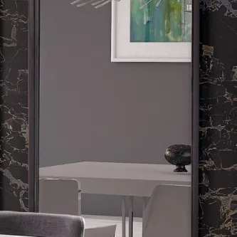 Espelho Évora de moldura preta fina a refletir mesa, cadeiras e quadro na parede