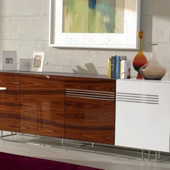 Aparador Viseu em madeira com portas brancas, livros e vasos decorativos no tampo