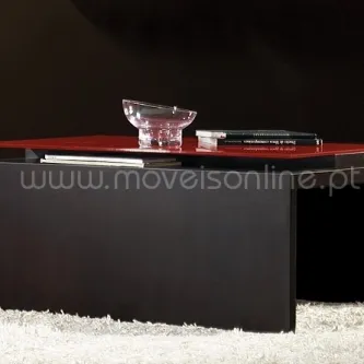 Mesa de centro retangular preta com tampo vermelho, taça de vidro e livros sobre tapete branco