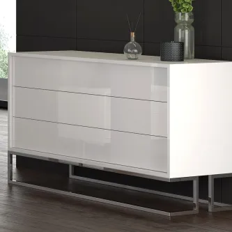 Cómoda branca lacada com três gavetas e base em inox