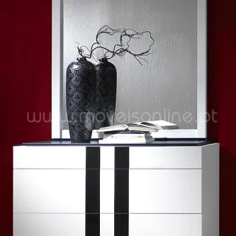 Cómoda com moldura Omega II branca com riscas pretas, espelho e vasos decorativos.