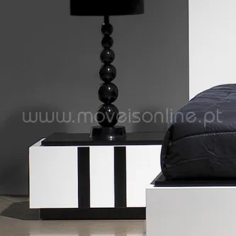 Mesa de cabeceira Omega II branca com faixas pretas e candeeiro preto