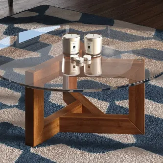 Mesa de centro redonda com tampo de vidro e base geométrica em madeira