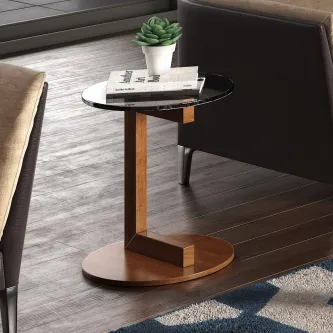 Mesa de apoio redonda inox com tampo espelhado e base em madeira junto a sofá