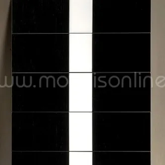 Camiseiro Omega preto com faixa vertical branca