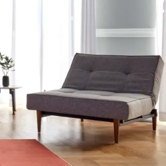 Poltrona Splitback Styletto cinzenta com pés em madeira e encosto reclinado