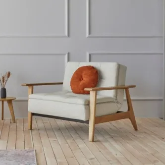 Poltrona Dublexo Frej de madeira e estofado creme com almofada redonda laranja