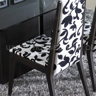 Cadeira LX com estofado branco e preto com padrão floral e estrutura de madeira escura