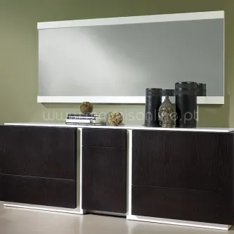 Aparador com moldura Enzo com espelho retangular branco e peças decorativas em cima