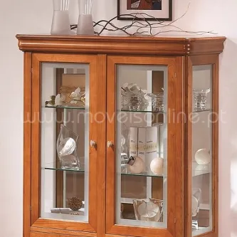 Vitrine Nante em madeira clara com portas de vidro e prateleiras com objetos decorativos