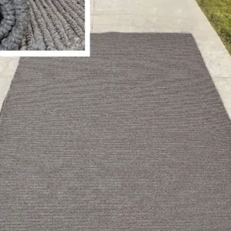 Tapete Royal cinzento texturado com riscas horizontais em piso exterior