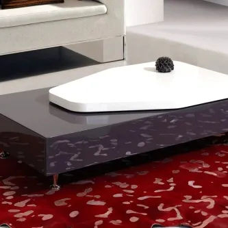 Mesa de centro Troya lacada preta com tampo branco e ornamento redondo sobre tapete vermelho