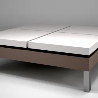 Mesa de centro Squares com tampo branco dividido em quatro painéis, base castanha e pés metálicos