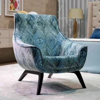 Cadeirão Alfaiate Blue em tecido azul com padrão geométrico e pés de madeira