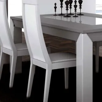 Cadeira Diam II branca em madeira, duas unidades junto a mesa de topo cinzento brilhante
