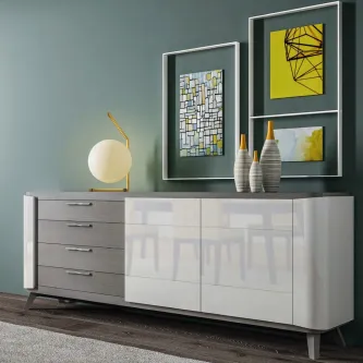 Aparador Evora Grey cinzento e branco com candeeiro, vasos e quadros