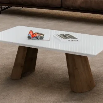 Mesa de centro Nisa com tampo branco lacado e pés em madeira