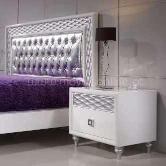 Mesa de cabeceira Palace branca com gaveta e puxador quadrado junto a cama e candeeiro