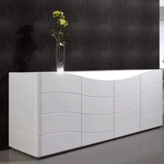 Aparador Zao branco com frentes onduladas e vaso alto com flores amarelas