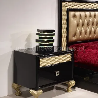 Mesa de cabeceira Palace Gold preta com frente dourada acolchoada e pés ornamentados