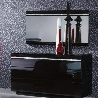 Cómoda preta lacada com espelho retangular e vasos decorativos