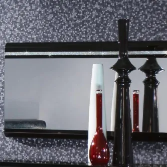 Espelho Diamond II retangular com moldura preta e faixa de cristais, vasos decorativos à frente