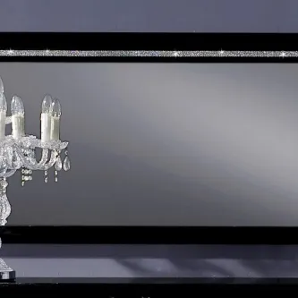 Espelho grande Diamond com moldura preta e faixa brilhante, candelabro de cristal à esquerda