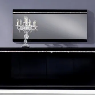 Aparador preto com grande espelho retangular e candelabro de cristal sobre a superfície