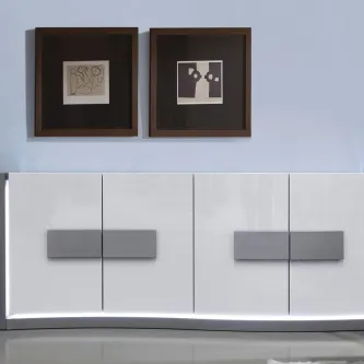 Aparador Galaxie branco moderno com puxadores cinzentos e dois quadros na parede