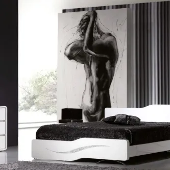 Quarto de casal S-Line com cama branca, roupa de cama preta e quadro monocromático.