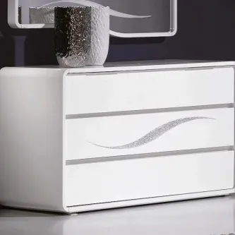 Cómoda S-Line branca com três gavetas e detalhe ondulado prateado
