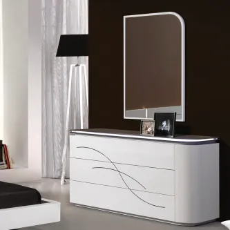 Cómoda branca moderna com linhas curvas nos gavetões, tampo negro e espelho arredondado