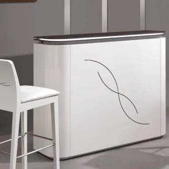 Móvel bar F16 branco com tampo preto e risca curva frontal, banco alto branco ao lado