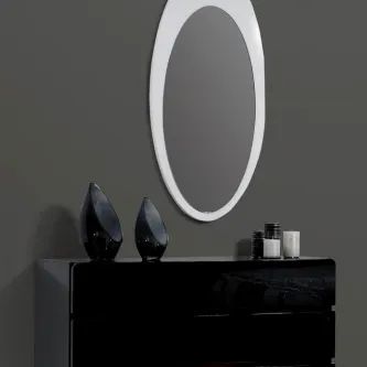 Cómoda preta lacada com espelho oval branco e dois vasos decorativos negros