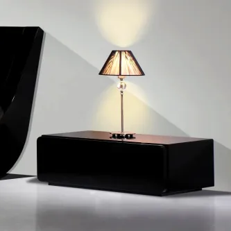 Mesa de cabeceira Elitis preta com candeeiro de mesa e cúpula listrada