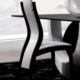 Cadeira Elitis de design moderno branca e preta com costas curvas