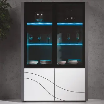 Vitrine Manhattan com portas de vidro, prateleiras iluminadas a azul e gavetas brancas
