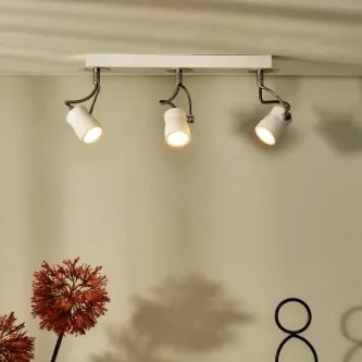 Plafon Samba 3l com três focos orientáveis em suporte branco no tecto