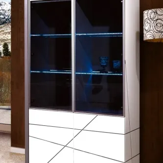 Vitrine Geo branca com portas de vidro, prateleiras iluminadas em azul e gavetões geométricos